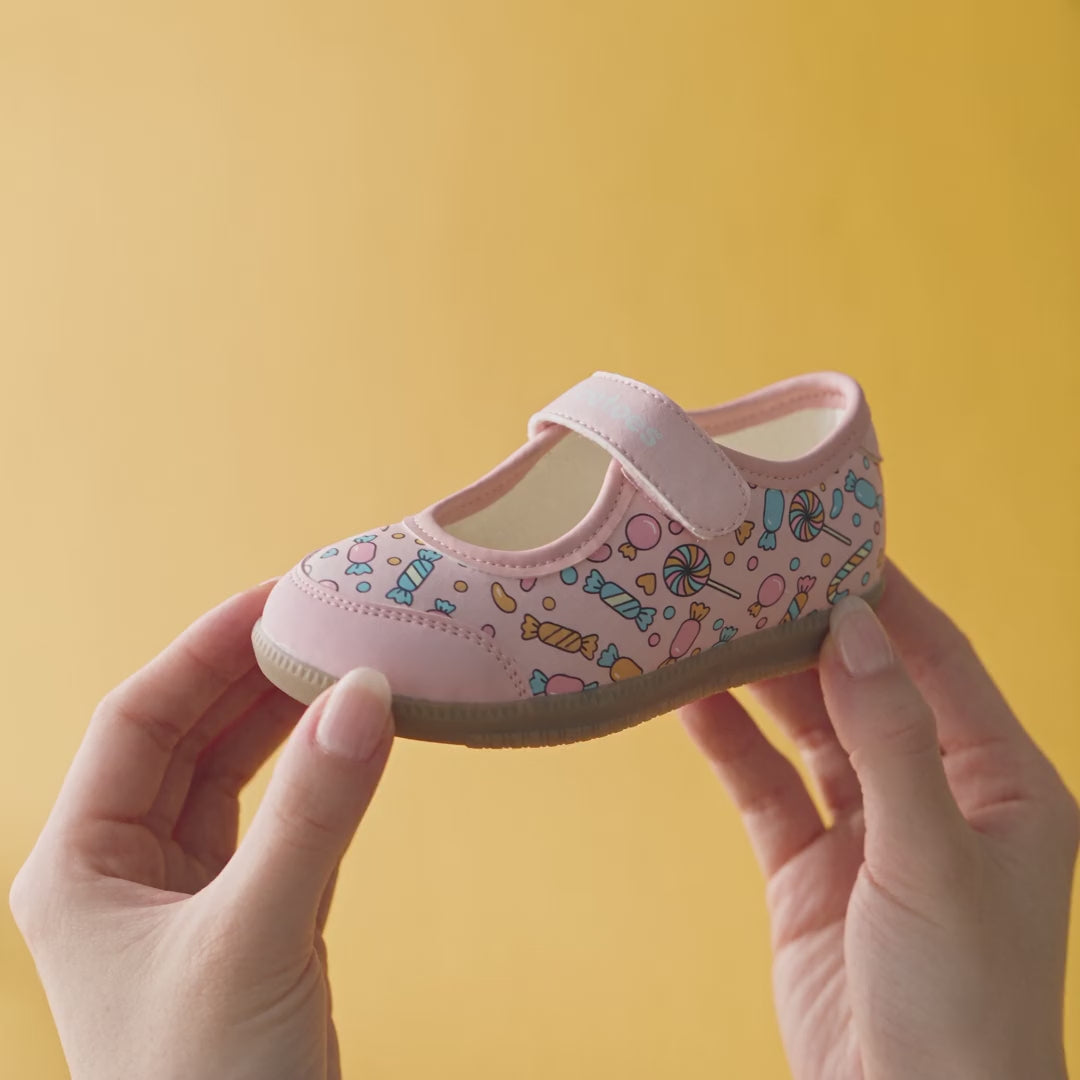 Sneakerina Pretty Pink video: rotating the shoe, opening the velcro strap, pressing the cushioned insole and bending the flexible sole